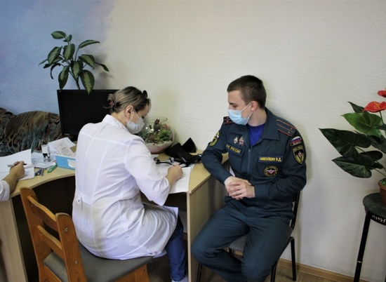 В Волгограде парадный расчет МЧС вакцинировался от коронавируса